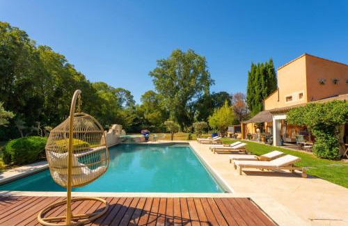Grans Cabina | Le Mas des lys - Guest houses au coeur de la Provence dans un parc paysagé avec piscine, sauna et boulodrome