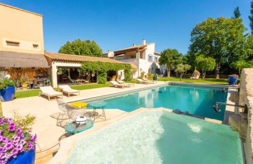 Grans Cabina | Le Mas des lys - Guest houses au coeur de la Provence dans un parc paysagé avec piscine, sauna et boulodrome