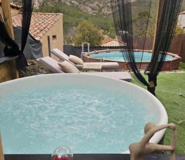 9th Arrondissement Apartamento | Le Nid des Calanques et son Jacuzzi