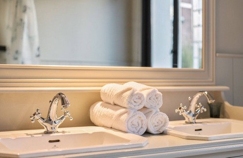 South Antwerp Apartamento | Le PALAIS du Sud apartment by lit d'Art Museum South Antwerp