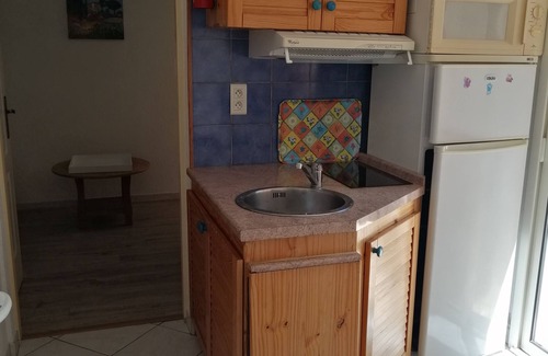 Saint-Martin-de-Crau Cabaña | "LE PATIO" GITES PARA DOS PERSONAS CON PISCINA