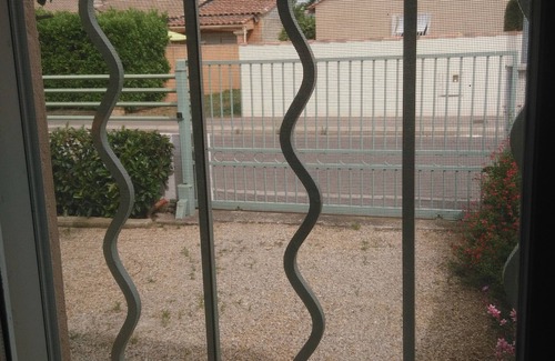 Saint-Martin-de-Crau Cabaña | "LE PATIO" GITES PARA DOS PERSONAS CON PISCINA