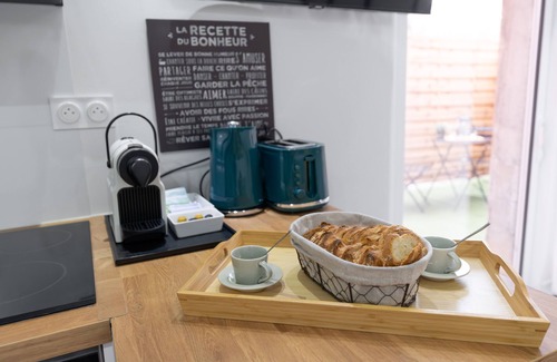 Decines-Charpieu Apartamento | Le Petit Enclos - Appt climatisé, parking privé