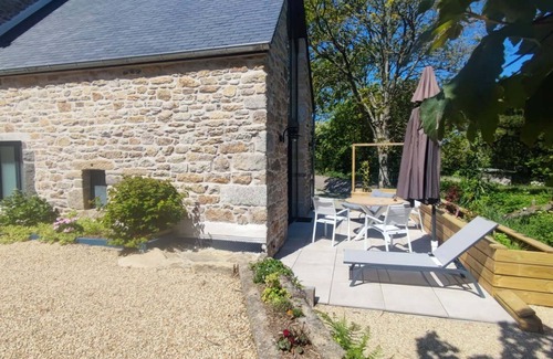 Ploudalmezeau Casa | Le petit moulin de Kerloroc, a haven of peace with swimming pool for lovers.