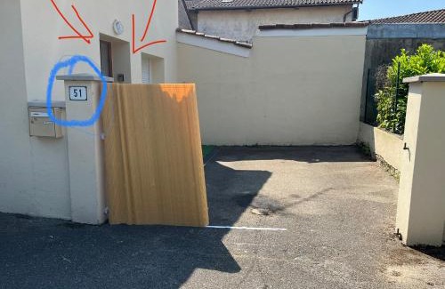Bourg-en-Bresse Apartamento | le petit prince , jolie maisonnette terrasse Netflix parking privé jeux de société