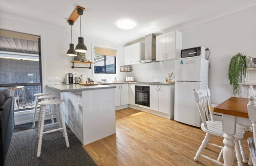 Paynesville Casa | Le Petite - Enjoy a glass of wine, or the short stroll down to Paynesville