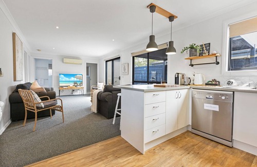 Paynesville Casa | Le Petite - Enjoy a glass of wine, or the short stroll down to Paynesville