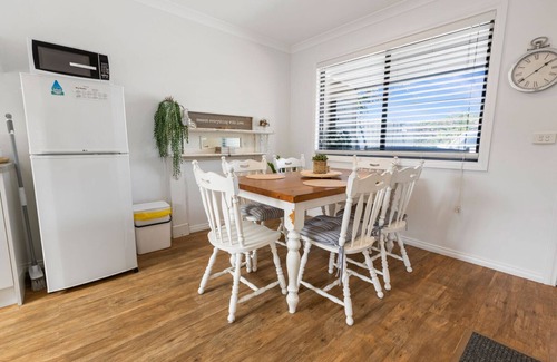Paynesville Casa | Le Petite - Enjoy a glass of wine, or the short stroll down to Paynesville