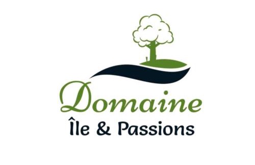 Shannon Casa | Le Pic-Bois - Waterfront Chalet with Spa