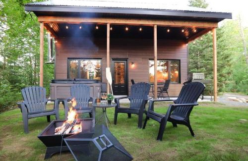 Shannon Casa | Le Pic-Bois - Waterfront Chalet with Spa