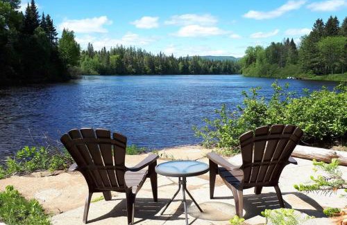 Shannon Casa | Le Pic-Bois - Waterfront Chalet with Spa