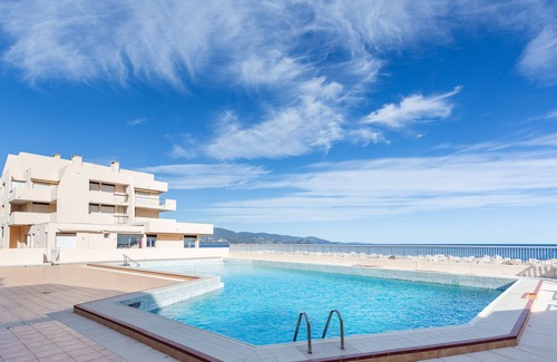 La Faviere Apartamento | le Port de Bormes by Interhome