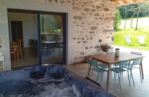 Saint-Julien-du-Pinet Cabaña | Le Refuge de Jorance and its spa 🌲🌼🏡🌄