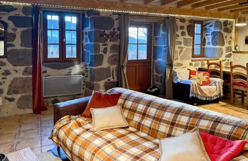 Saint-Projet-de-Salers Casa | Le refuge de la vallée - 4 à 6 pers - proche de Salers