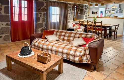 Saint-Projet-de-Salers Casa | Le refuge de la vallée - 4 à 6 pers - proche de Salers