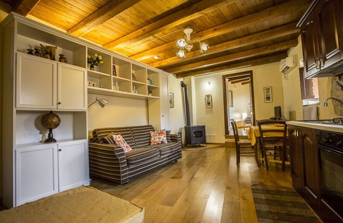 Precetto Casa | LE ROCCHE - Debajo del castillo, el apartamento SMERALDO con SPA y Black River View
