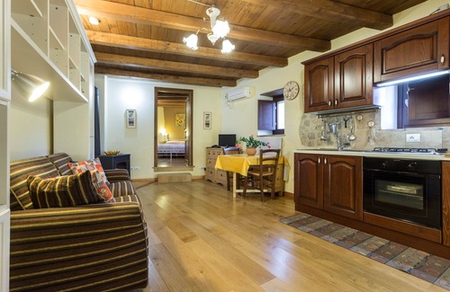 Precetto Casa | LE ROCCHE - Debajo del castillo, el apartamento SMERALDO con SPA y Black River View
