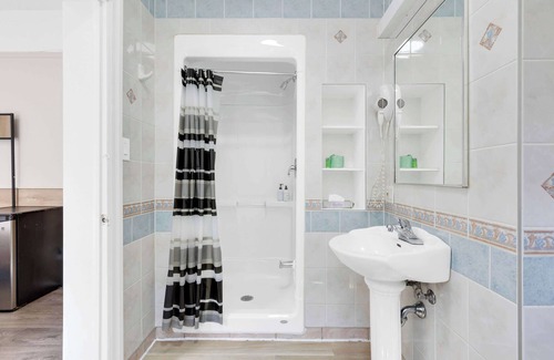 Quartier des Spectacles Hotel | Hotel Room at ''Le Sand & Stone'' AAA LOCATION