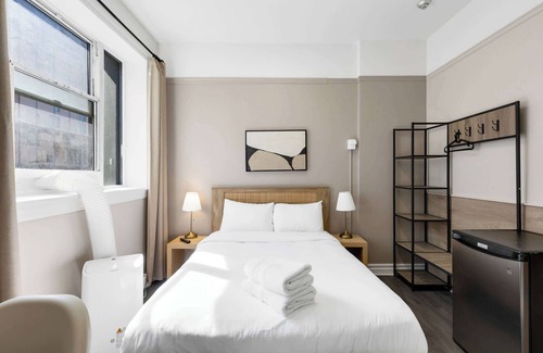Quartier des Spectacles Hotel | Hotel Room at ''Le Sand & Stone'' AAA LOCATION