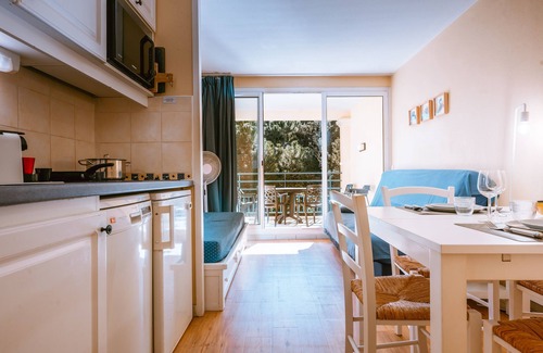 Giens Apartamento | Le studio de Giens (air-conditioned, private access to Plage Badine, heated swimming pool)
