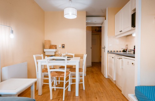 Giens Apartamento | Le studio de Giens (air-conditioned, private access to Plage Badine, heated swimming pool)