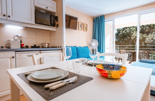 Giens Apartamento | Le studio de Giens (air-conditioned, private access to Plage Badine, heated swimming pool)
