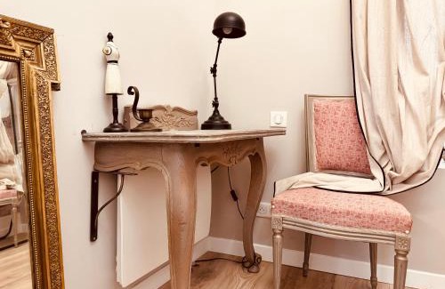 Romans-sur-Isere Apartamento | Le Tailleur, centre historique, fibre, climatisation, ESS, rez-de-chaussée, BedinShop