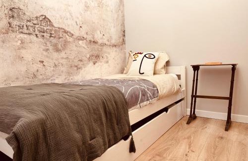 Romans-sur-Isere Apartamento | Le Tailleur, centre historique, fibre, climatisation, ESS, rez-de-chaussée, BedinShop