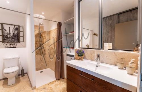 Saint-Paulet-de-Caisson Apartamento | Le Titibu, Gîte et Spa entre Ardèche et Provence, Clim, BBQ, Netflix, classé 5 étoiles