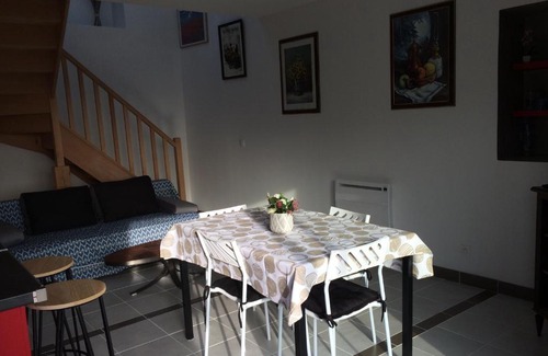Neulles Casa | Le village
