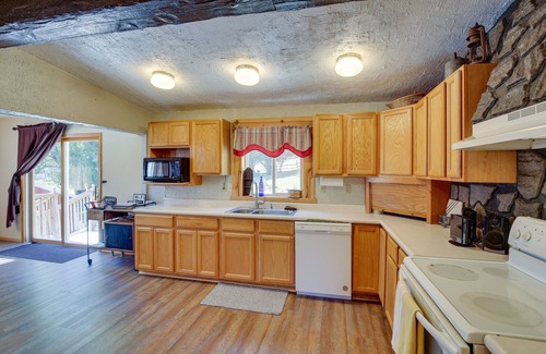 Deadwood Casa | Lead Hideaway w/ Fireplace, Grill & Deck!