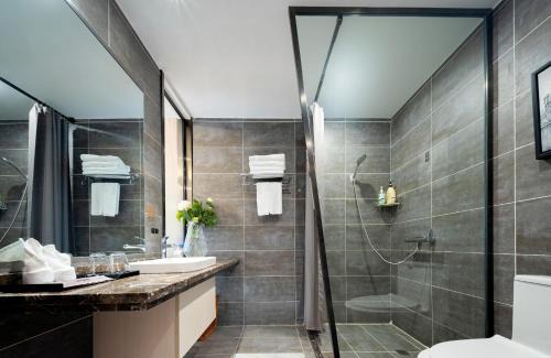 Wulingyuan Casa | LeadingMen Riverview Hotel