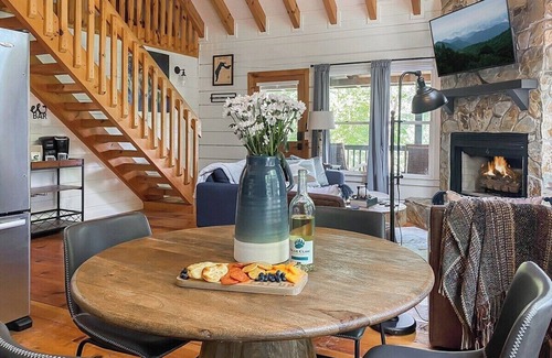 Hidden Lake Cabina | Leaf & Log Serene Cabin w/ Lounge Deck & Firepit