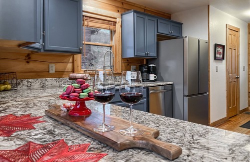 Wolf Laurel Cabina | Hot Tub-Balcony-King-Parking-Smart TV-5 TVs-BBQ