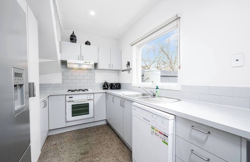 Kensington Apartamento | Leafy 3BR Kensington Escape I Park Views & Parking