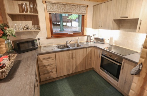 Kenwick Cabaña | LEAFY HOLLOW LODGE, pet friendly, country holiday cottage in Louth