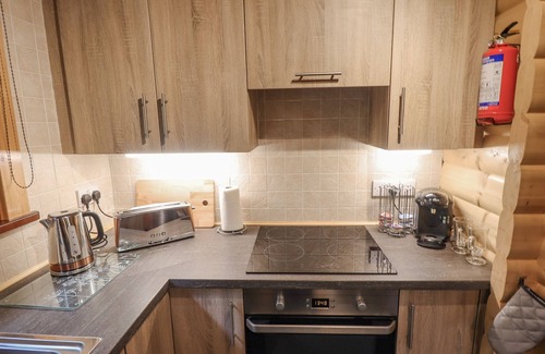 Kenwick Cabaña | LEAFY HOLLOW LODGE, pet friendly, country holiday cottage in Louth