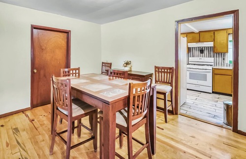 Northside Casa | ~Banjo Bungalow Sleeps 8 Country Hideaway~