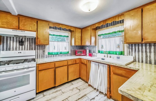 Northside Casa | ~Banjo Bungalow Sleeps 8 Country Hideaway~