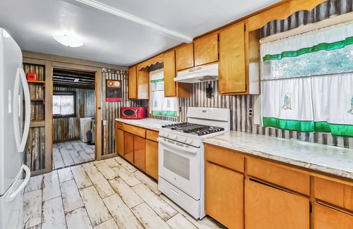 Northside Casa | ~Banjo Bungalow Sleeps 8 Country Hideaway~