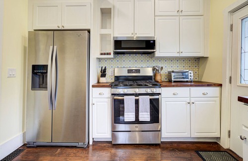 Wilmington Historic District Casa | Leaning Lorelei: Light & Airy Downtown Cottage