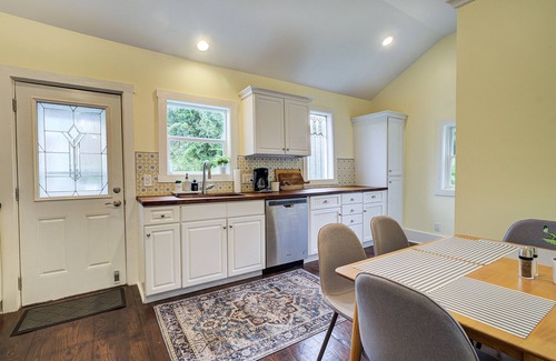 Wilmington Historic District Casa | Leaning Lorelei: Light & Airy Downtown Cottage