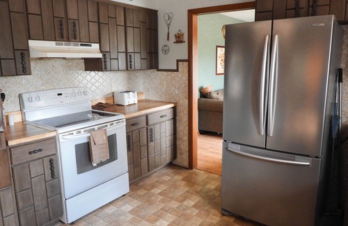 Leasburg Casa | Leasburg Lakehouse vacation home & private stocked lake near Meramec River.