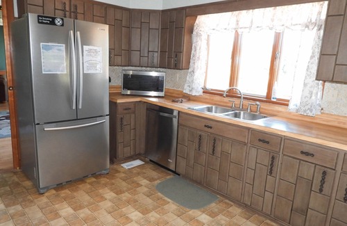 Leasburg Casa | Leasburg Lakehouse vacation home & private stocked lake near Meramec River.