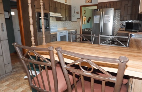 Leasburg Casa | Leasburg Lakehouse vacation home & private stocked lake near Meramec River.