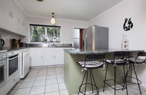 New Plymouth Casa | Leatham Heights - Privado, espacioso y soleado