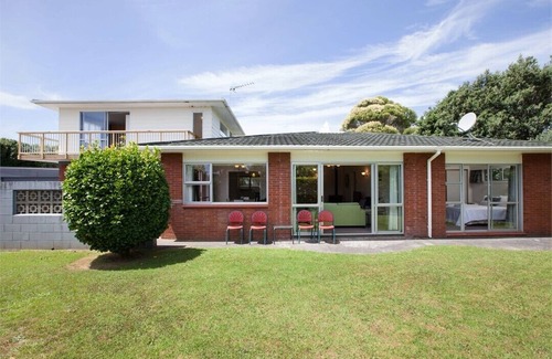 New Plymouth Casa | Leatham Heights - Privado, espacioso y soleado