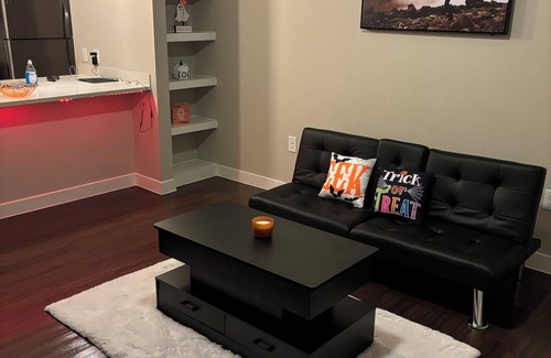Katy Apartamento | LED Halloween Chillax Couples Retreat 1B1B Katy Mills Mall