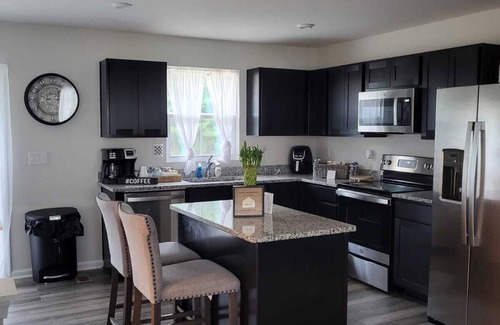 Milford Casa | Lee's Place Brand New 2BR Townhouse w/free parking