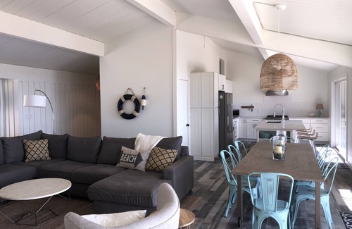 Northport Casa | Leelanau / Northport Beach House, a 130 pies de la playa de arena de azúcar a pocos pasos